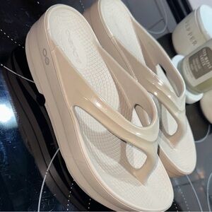 OOFOS women’s platform sandal 8